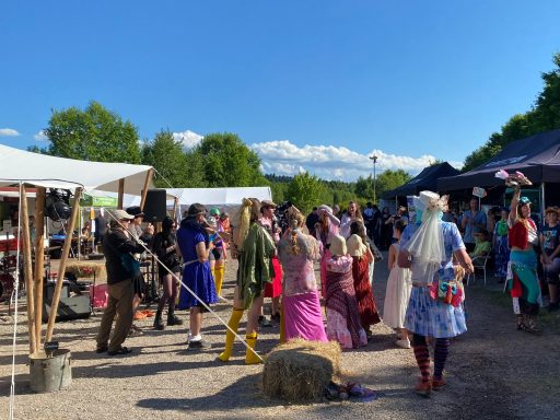 Groupe de personne déguisées par l'atelier 